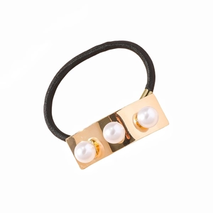 Élastique à cheveux noir minimaliste avec barrette dorée et trois perles blanches