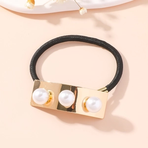 Élastique à cheveux perlé élégant avec trois perles blanches sur base dorée pour femme