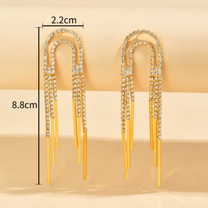 Boucles d'oreilles élégantes en or avec strass étincelants et longues franges en métal