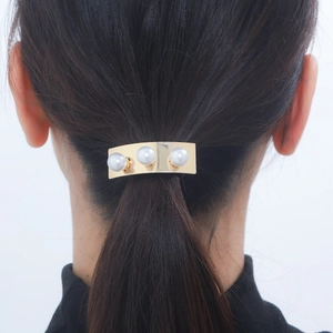 Barrette à cheveux élégante en métal doré avec trois perles blanches pour queue de cheval