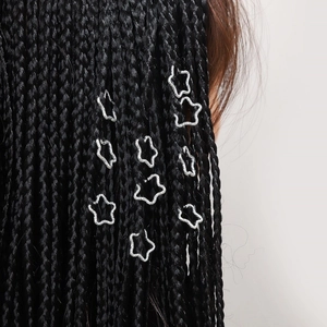 Anneaux de cheveux argentés en forme d'étoile pour tresses sur cheveux noirs texturés