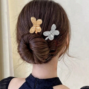 Barrettes papillon Y2K en métal doré et argenté sur une coiffure tressée