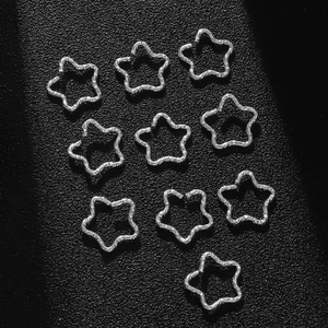 Lot de 10 anneaux brisés étoile en argent avec texture martelée pour la création de bijoux