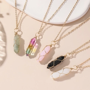 Collier Pendentif Colonne Hexagonale en Pierre Naturelle Enveloppé de Fil Fait à la Main Alliage Chaîne Dorée Bijoux Femme