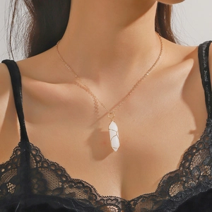 Collier minimaliste en cristal hexagonal avec fil doré et pierre blanche naturelle