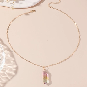 Détail d'un pendentif en cristal hexagonal enveloppé de fil sur chaîne dorée