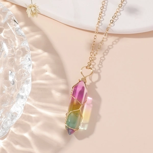 Collier artisanal avec pendentif en cristal hexagonal dégradé et fil doré enroulé