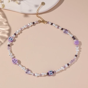 Collier de perles colorées à visage souriant avec cœurs mauves et perles d'été
