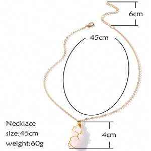 Collier artisanal avec pendentif en cristal rose hexagonal et fil de métal doré