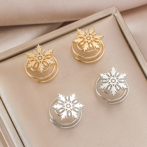 Lot de 4 épingles à cheveux spirales flocons dorés et argentés dans un plateau à bijoux