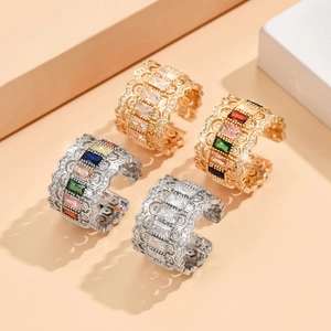Bague luxueuse en cuivre avec zircons colorés et design en dentelle évidée en or et argent