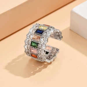Détail d'une bague de luxe en cuivre avec zircons colorés et cristaux pavés étincelants