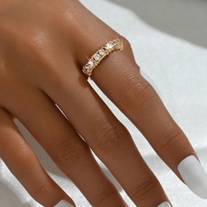 Elegant 18K gold-plated crisscross ring featuring inlaid white cubic zirconia for women