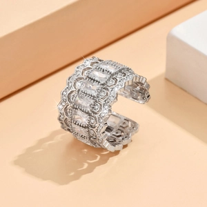 Détail d'une bague de luxe en cuivre avec placage argent et incrustation de zircon blanc
