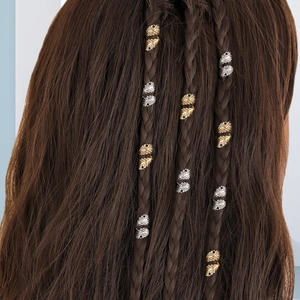 Vista detallada de anillos para el pelo con forma de hoja dorada y plateada para trenzas
