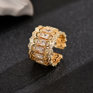 Bague large dorée luxueuse avec zircons rectangulaires et détails de filigrane élaborés