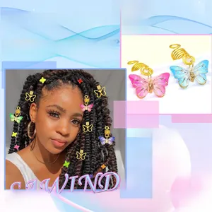 Détails des breloques papillon colorées et des anneaux spirales dorés pour dreadlocks