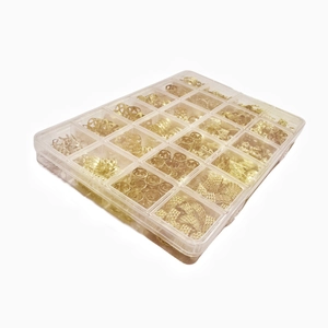 Boîte de 24 cases contenant 220 pièces d'anneaux et breloques dorés pour tresses DIY