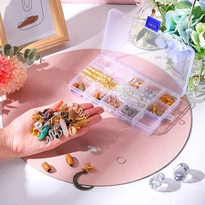 Détail d'un kit de bijoux de cheveux avec perles et breloques dans sa boîte de rangement