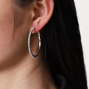 Boucles d'oreilles créoles géométriques en C avec cristaux sur l'oreille