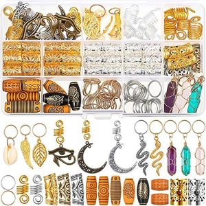 Détail d'accessoires de tresses avec pendentifs en cristal et perles en bois dans la boîte