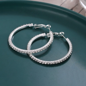 Boucles d'oreilles créoles C géométriques avec strass brillants en finition argentée