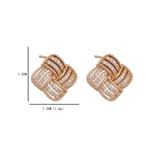 Détail de boucles d'oreilles carrées de 1,2 cm avec texture dorée et oxydes de zirconium