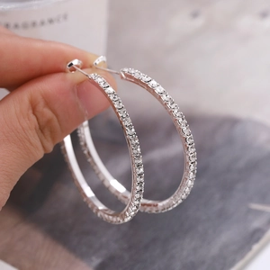 Boucles d'oreilles créoles C géométriques argentées avec strass brillants pour femmes