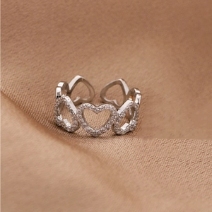 Dettaglio macro dell'anello regolabile in argento con maglie multiple a forma di cuore