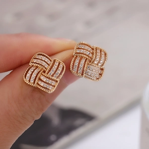 Élégantes boucles d'oreilles carrées tressées en or avec incrustation de zircone