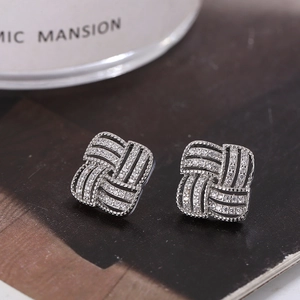 Boucles d'oreilles carrées tressées argentées avec cristaux micro-pavés en gros plan