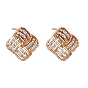 Élégantes boucles d'oreilles nœud carré en or rose avec zircons sur fond blanc pur