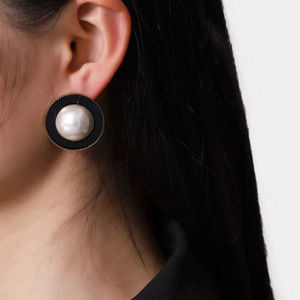 Elegante schwarze Emaille-Perlenohrringe mit goldenem Seilrand im Vintage-Stil für Damen