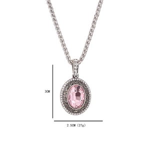 Collier vintage avec pendentif ovale en pierre rose et gravure argentée ornementée
