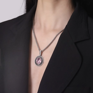 Collier vintage avec pendentif ovale en pierre rose et chaîne tressée argentée sur modèle