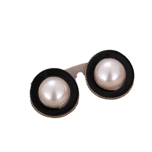 Elegante Ohrstecker mit schwarzer Emaille, Perlen und goldenem Seilrand-Design