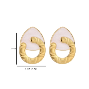 Élégantes boucles d'oreilles dorées en nacre blanche avec un design en métal spirale
