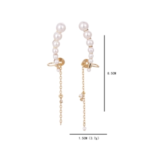 Élégante boucle d'oreille manchette perle dorée avec longues chaînes à franges