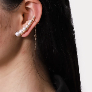 Vue détaillée du ear cuff doré élégant avec perles et frange de chaîne pour femmes