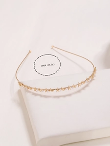 Détail du serre-tête doré avec breloques d'étoiles, lunes et perles, longueur de 39cm