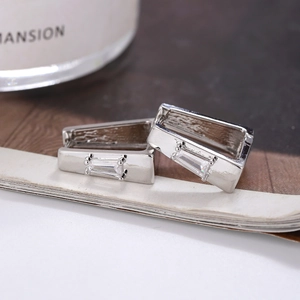 Boucles d'oreilles créoles rectangulaires géométriques modernes avec zircon rectangulaire