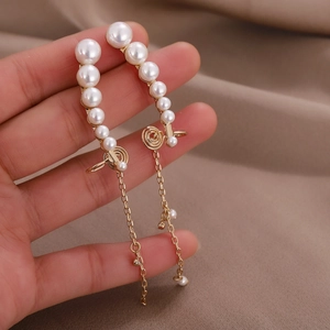 Boucle d'oreille fil d'or élégante avec perles blanches arquées et chaîne longue