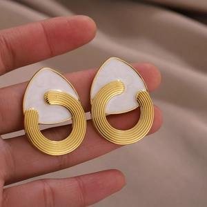 Boucles d'oreilles C vintage dorées avec nacre blanche et texture en relief chic