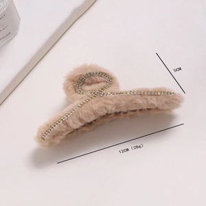 Luxurious beige plush shark hair claw with sparkling rhinestones and 12cm cross chain design