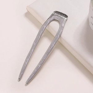 Minimalistische silberne U-Haarnadel mit strukturierter Metalloberfläche und Öse