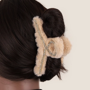 Elegant Winter Plush Hair Claw Rhinestone Cross Chain Large Shark Clip Faux Fur Hair Accessory For Women Styling Jewelry