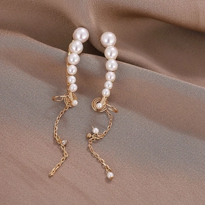 Boucles d'oreilles pendantes dorées avec perles blanches et fines chaînes élégantes