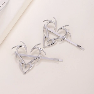 Dettaglio di fermagli per capelli in metallo argento stile punk Y2K a forma di cuore