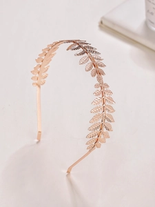 Détail du serre-tête feuille d'or rose avec texture de nervures fines et finition métallique
