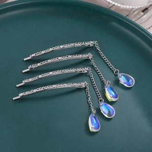 Lot de 4 barrettes argentées avec pendentifs gouttes d'eau en zircon sur plateau